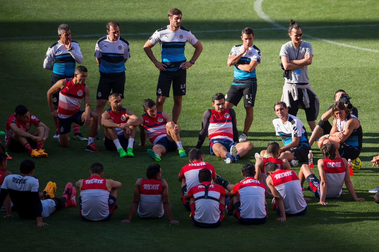 Llama la atención la cercanía que el técnico tiene con sus jugadores, un estilo que a nivel mundial se hace cada vez más común, incluso en Europa con estrategas como Diego Simeone.