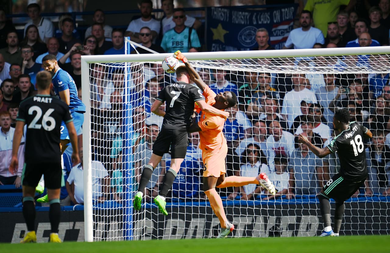 Chelsea se impuso 2-1 al Leicester City con un doblete de Raheem Sterling.