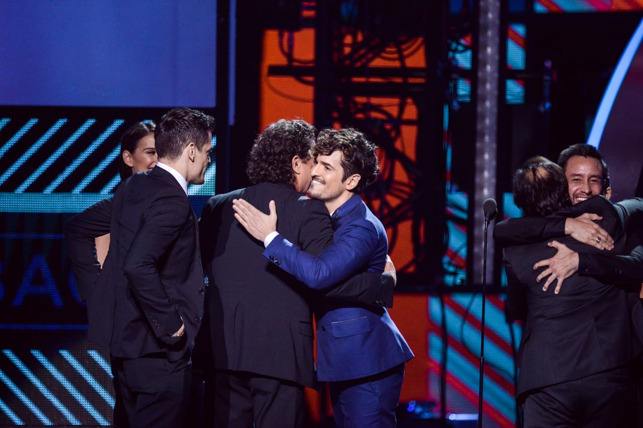 So colega Tommy Torres le dio un gran abrazo por este triunfo.