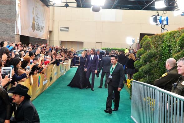 La pareja del momento está disfrutando de su amor por todo lo alto en Latin GRAMMY. Aquí te traemos su historia de amor.