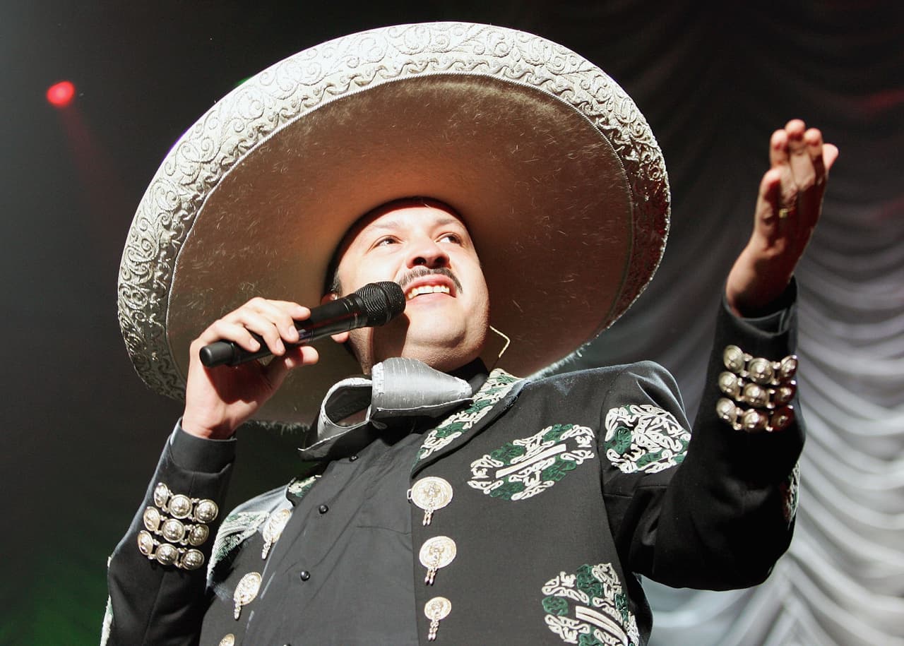 Un grande de la canción ranchera es Pepe Aguilar, hijo de dos grandes de la música y cine mexicano: Flor Silvestre y Antonio Aguilar.
