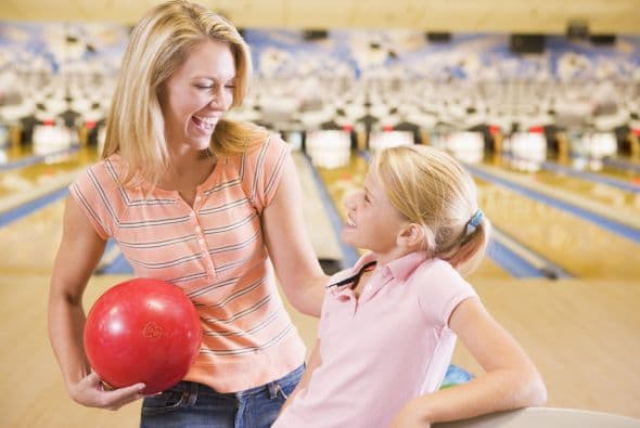 Por si necesitas refrescar tu memoria, o si nunca has jugado, en el ‘bowling’ se lanza una bola pesada por una pista angosta hacia los pinos o bolos.