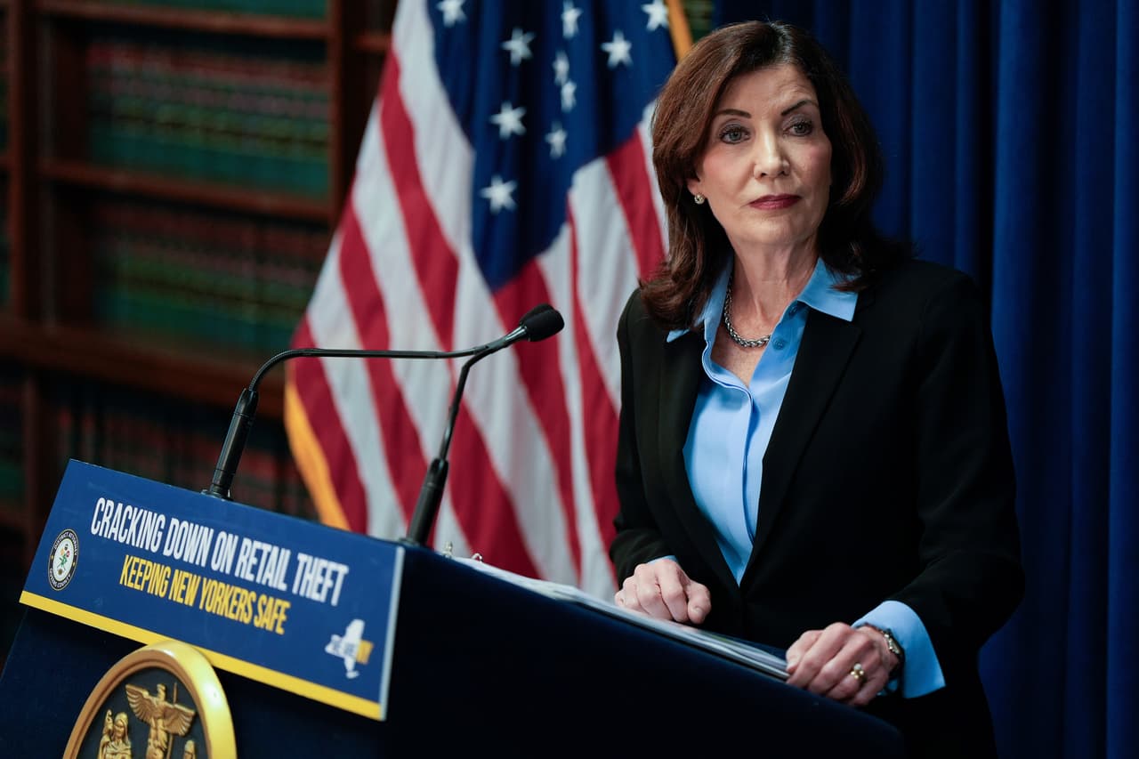<b>Kathy Hochul</b>
<br>La gobernadora de Nueva York, Kathy Hochul, quien respalda a Mamdani, recordó su trabajo conjunto con Adams desde 2022. En un comunicado, destacó logros compartidos como el acceso a viviendas, la reducción de delitos en el metro y el retiro de armas ilegales.
<br>
<br>“Deja una ciudad mejor de la que heredó, y eso siempre será parte fundamental de su legado”, expresó la mandataria estatal.