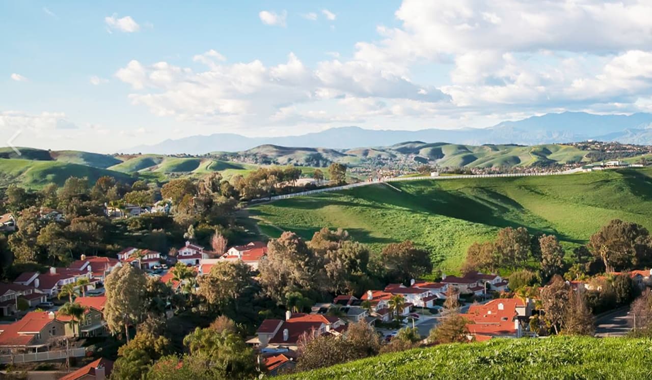 <b>Chino Hills, </b>en el condado de San Bernardino se ubica en el lugar 11.
<br>
<br>
<b>Población:</b> 79,480
<br>
<b>Salario promedio: </b>$102,746
<br>
<b>Tasa de crimen violento: </b>0.88 por cada mil habitantes
<br>
<b>Tasa de crimen a la propiedad: </b>17.14 por cada mil habitantes