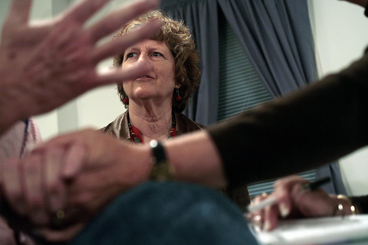 La intervención temprana, o cura preventiva, consiste en asistir cada tanto con un terapeuta de pareja, quien ayudará a fortalecer los lazos emocionales y mejorar la comunicación, recomienda la analista en relaciones Meredith Hansen .