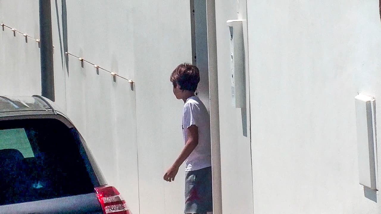 Cuando finalmente Milan y Sasha, de 9 y 7 años respectivamente, salieron del domicilio, caminaron directo al automóvil de su padre.
<br>