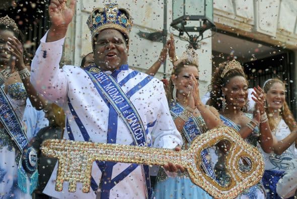 El personaje robusto del Rey Momo representa al Carnaval de Brasil como la figura más significativa de la celebración.