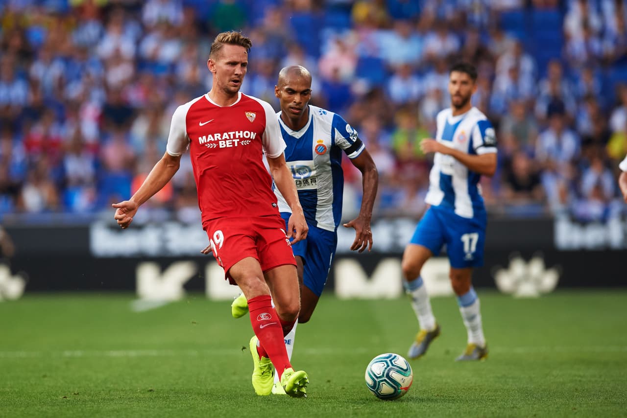 El holandés es un delantero que ayuda con sus movimientos y juego de espaldas pero tiende a fallar de cara a portería. Chicharito tiene mayor olfato goleador.