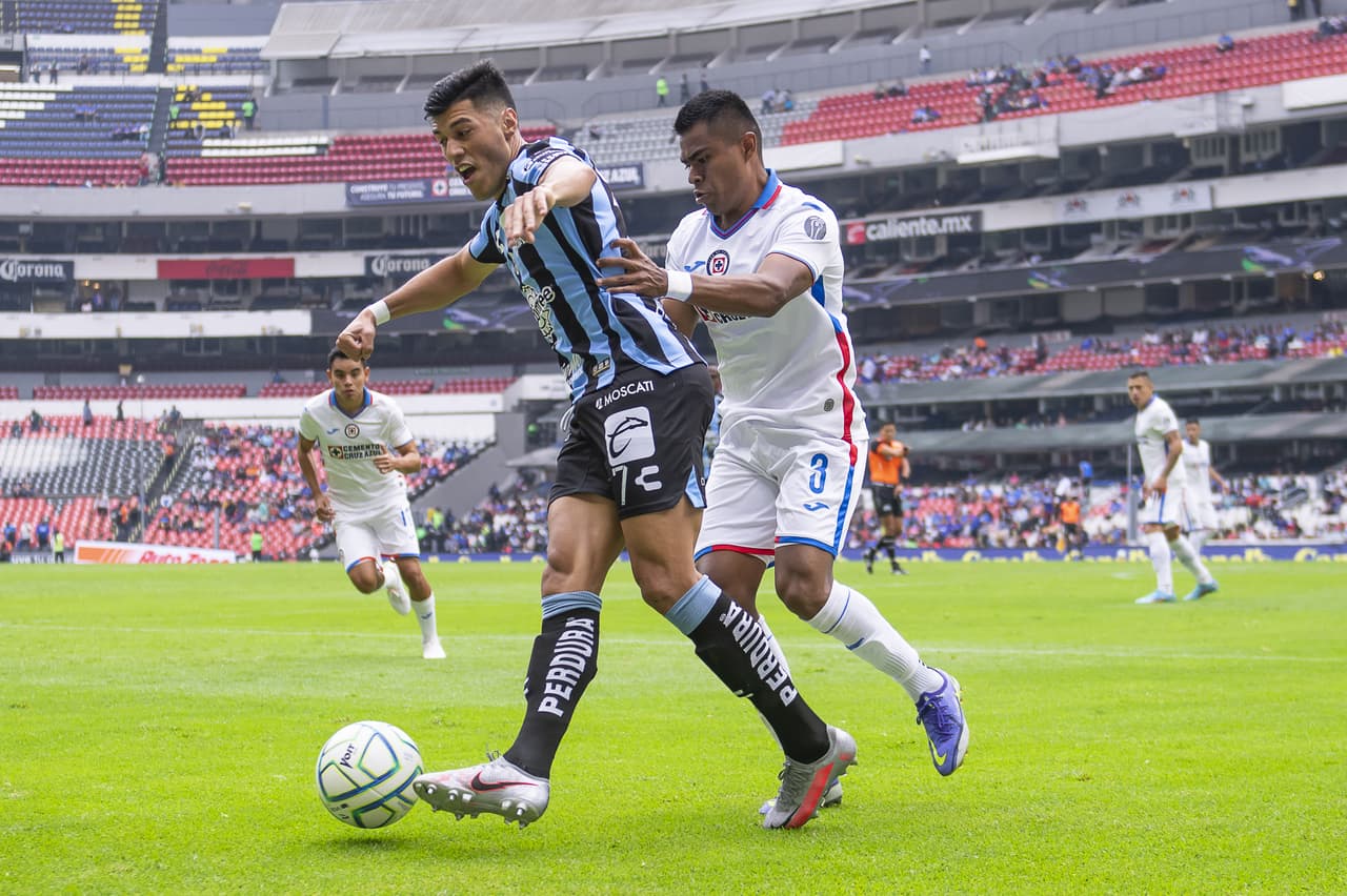 Raúl Gutiérrez arranca su interinato con Cruz Azul derrotanto a los Gallos Blancos pese a sufrir la expulsión del 'Tanque' Morales.