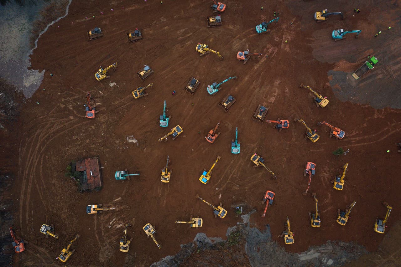 <b>El súper hospital construido en 10 días (24 de enero).</b> Una vista aérea del hospital de campaña de 1,000 camas que se construyó en Wuhan para atender a los enfermos del coronavirus, el mismo día se reportaron los primeros casos en Francia. El 26 de enero ya habían más de 2,700 casos confirmados en China según el gobierno, y 50 en otras partes del mundo.