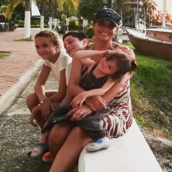 Además del cariño de 
<b>Mayra</b>, Luciana tiene el amor fraternal de sus primos Fabián e Ivanna, quienes la consideran su hermanita: "¡Mis amores! Mi fortaleza está en sus sonrisas, en sus abrazos, en sus "te amo" Me hacen la mujer más feliz", publicó la actriz en Instagram.