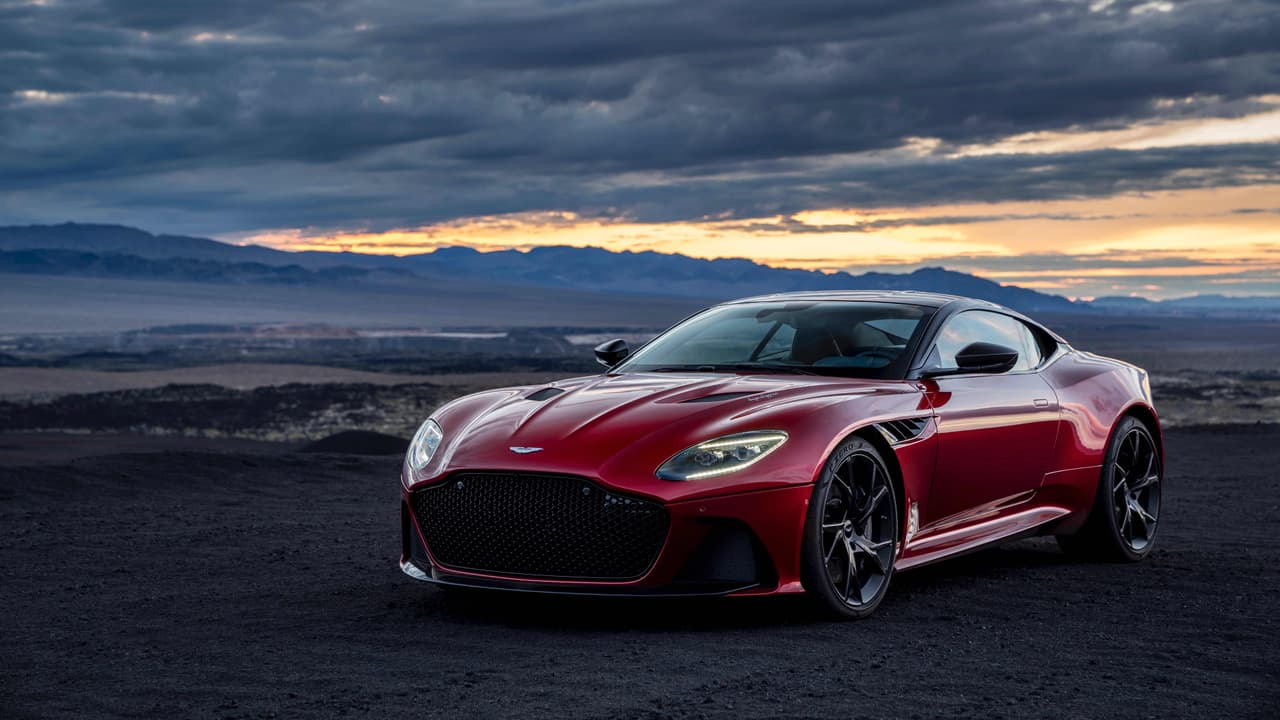 Este es el 
<b>Aston Martin DBS Superleggera 2019</b>, el nuevo estandarte del ilustre fabricante inglés en sustitución del 
<b><a href="https://www.univision.com/noticias/aston-martin/tom-brady-y-aston-martin-se-asocian-para-producir-una-edicion-especial-del-vanquish-s-fotos" target="_blank">Vanquish S</a></b> presentado en 2012. 
<br>
<br>Para cumplir con semejante responsabilidad el fabricante le dió un aspecto que aunque sin dejar de Mostrar una generosa dosis del lenguaje de diseño estrenado por el
<b><a href="https://www.univision.com/noticias/pruebas-de-manejo/prueba-aston-martin-db11-v8-2018" target="_blank"> DB11</a></b> presentado a mediados de 2016, tampoco deja de evocarmodelos del pasado. Nada en este vehículo puede ser calificado de modesto, espezando por su gigantesca parilla que sugiere fuerza y poder, pero el resultado final es elegante y sin estridencias.