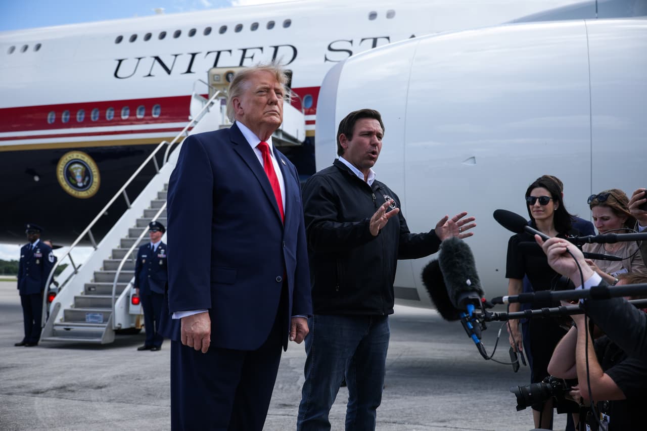 <b>Trump plantea que buques de guerra de EEUU hagan una escala frente a Cuba: </b>Durante un mitin en Fort Myers, Trump dijo que los buques de guerra estadounidenses que regresen de la guerra con Irán podrían detenerse a unos 50 metros de la costa cubana. Presentó la idea como parte de su estrategia para impulsar un cambio político en la isla, aunque no anunció una operación militar concreta.
<br>