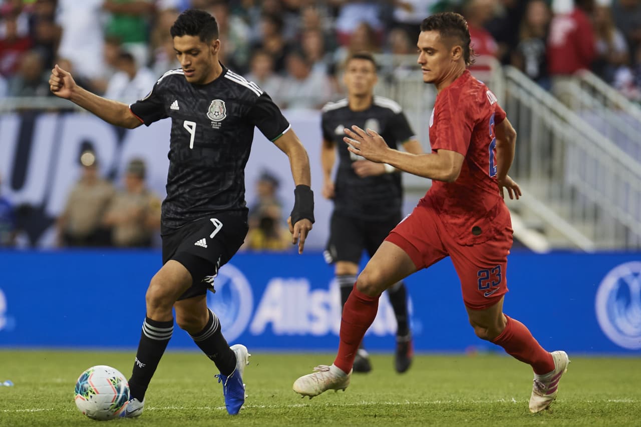 Raúl Jiménez de México intentando darle confianza desde el arranque a México, conduciendo la pelota en la zona de ataque.