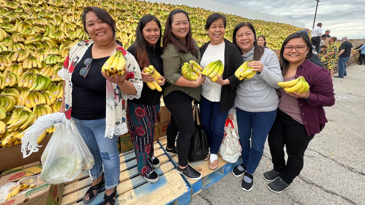 Luego de que se confirmara la marca, los organizadores 
<b>regalaron</b> las frutas 
<b>a clientes y curiosos</b>. Las frutas que resten, serán donadas al 
<b>Banco de Alimentos del Norte de Illinois</b>.