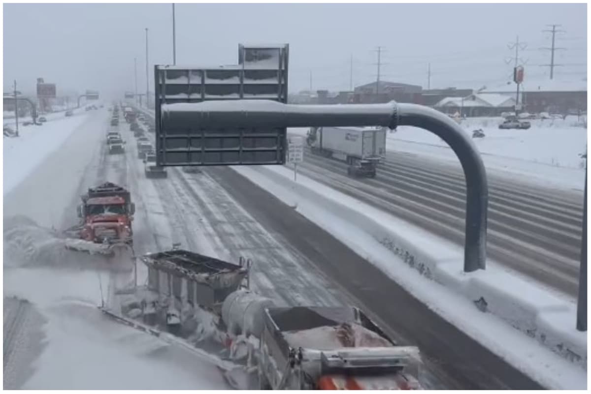 Los camiones exclusivos para abrir paso en la nieve, guiaron a los automóviles en algunas autopistas.