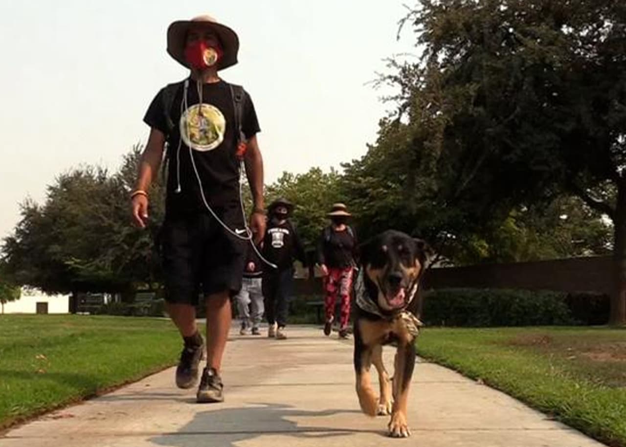 Hombre recorre California caminando con una meta: reunir $100 mil dólares para beneficio de los campesinos