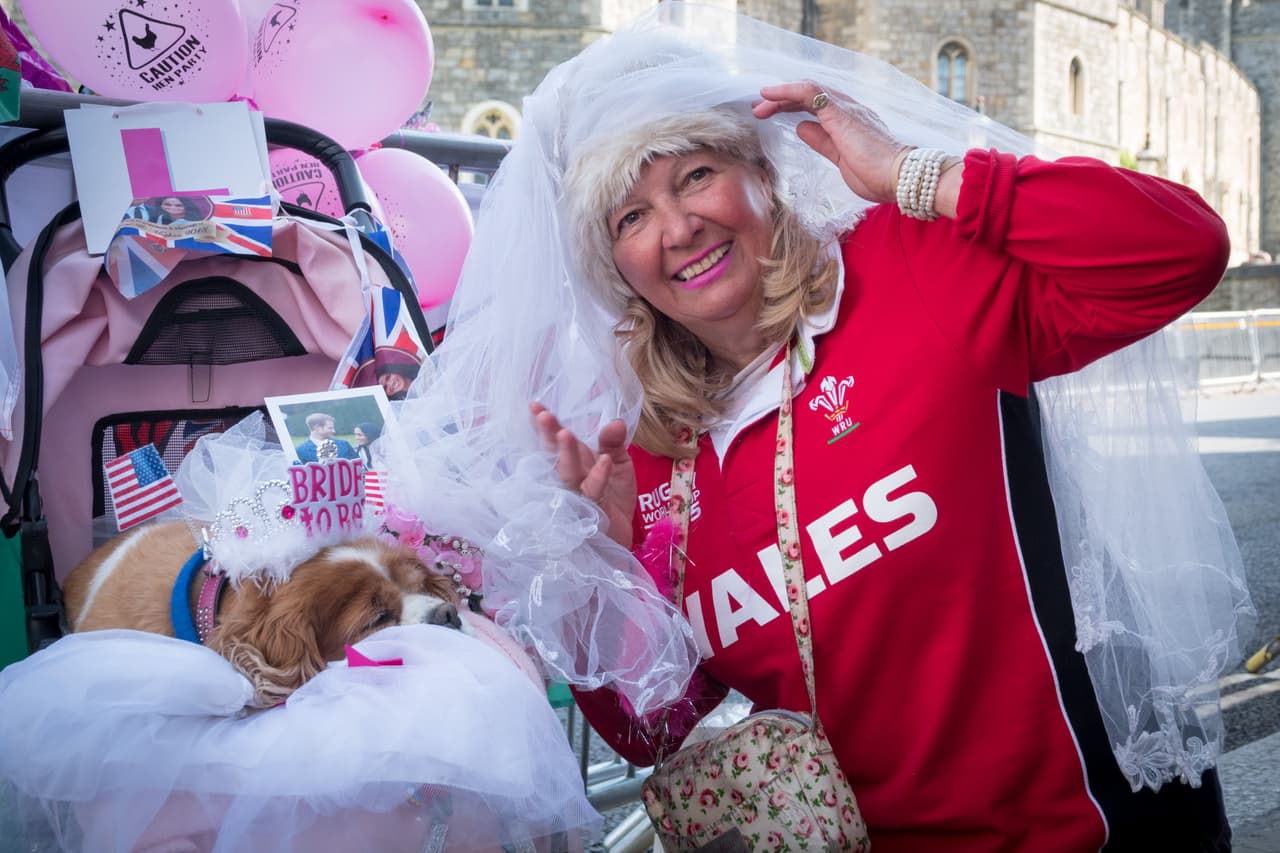 Mientras en la capilla San Jorge la pareja ensayaba para el sábado, un grupo de seguidores se reunía en las calles para celebrar la unión y disfrutar de la recreación de la procesión.