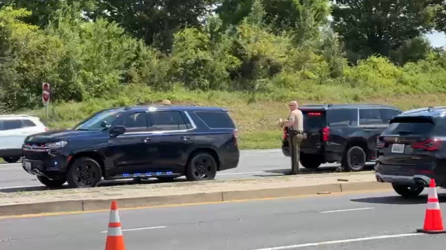 Wes Moore, gobernador de Maryland, también inspeccionó los daños en Westminster.