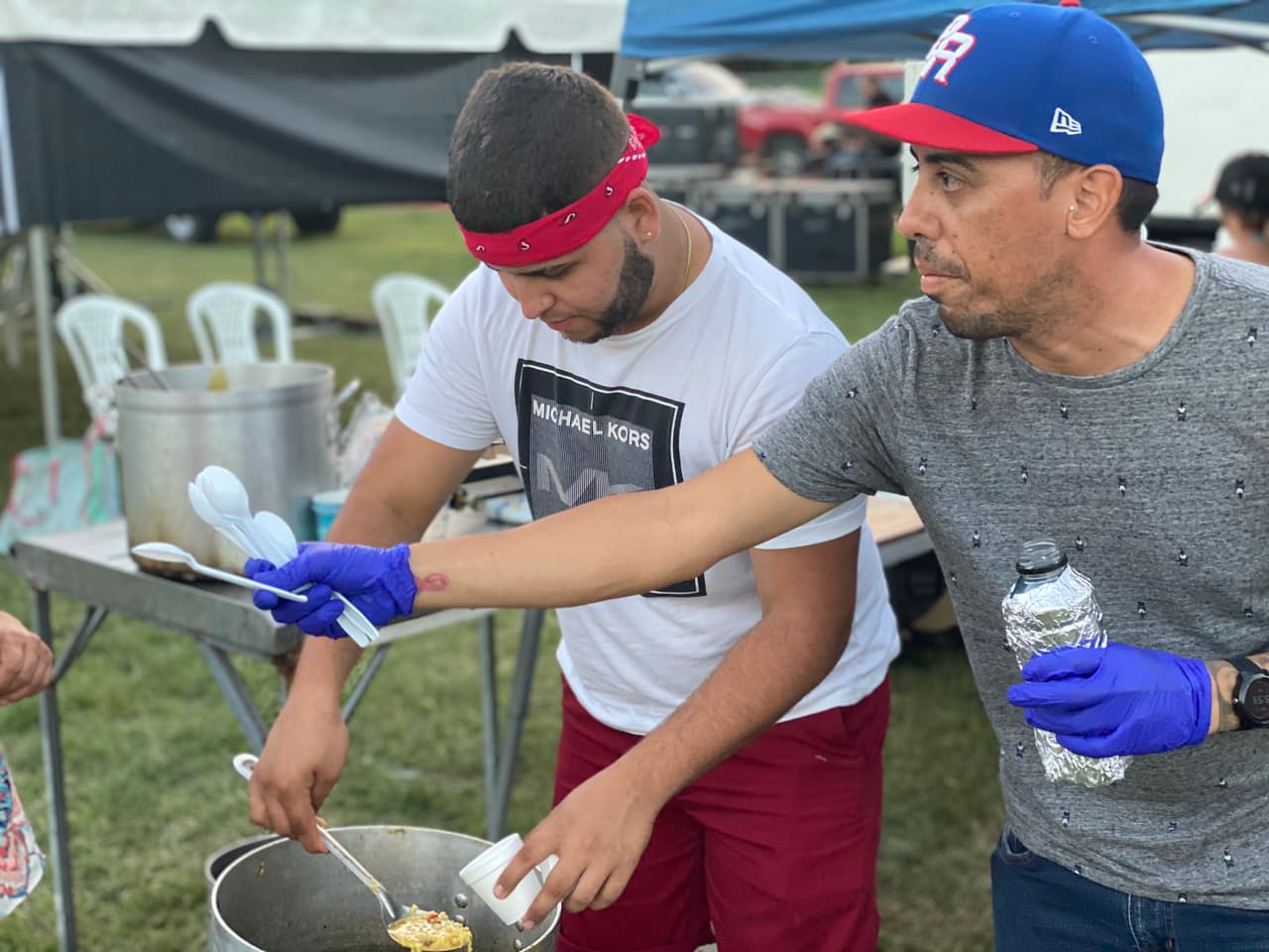 Natanael de la Rosa y Edgardo Cabán sirven alimentos a los refugiados en Peñuelas. Ambos son del municipio de Isabela, al noroeste de Puerto Rico.