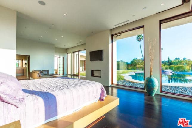 La mansión cuenta con diversos espacios como salas, comedores y seis habitaciones con vista a la piscina.