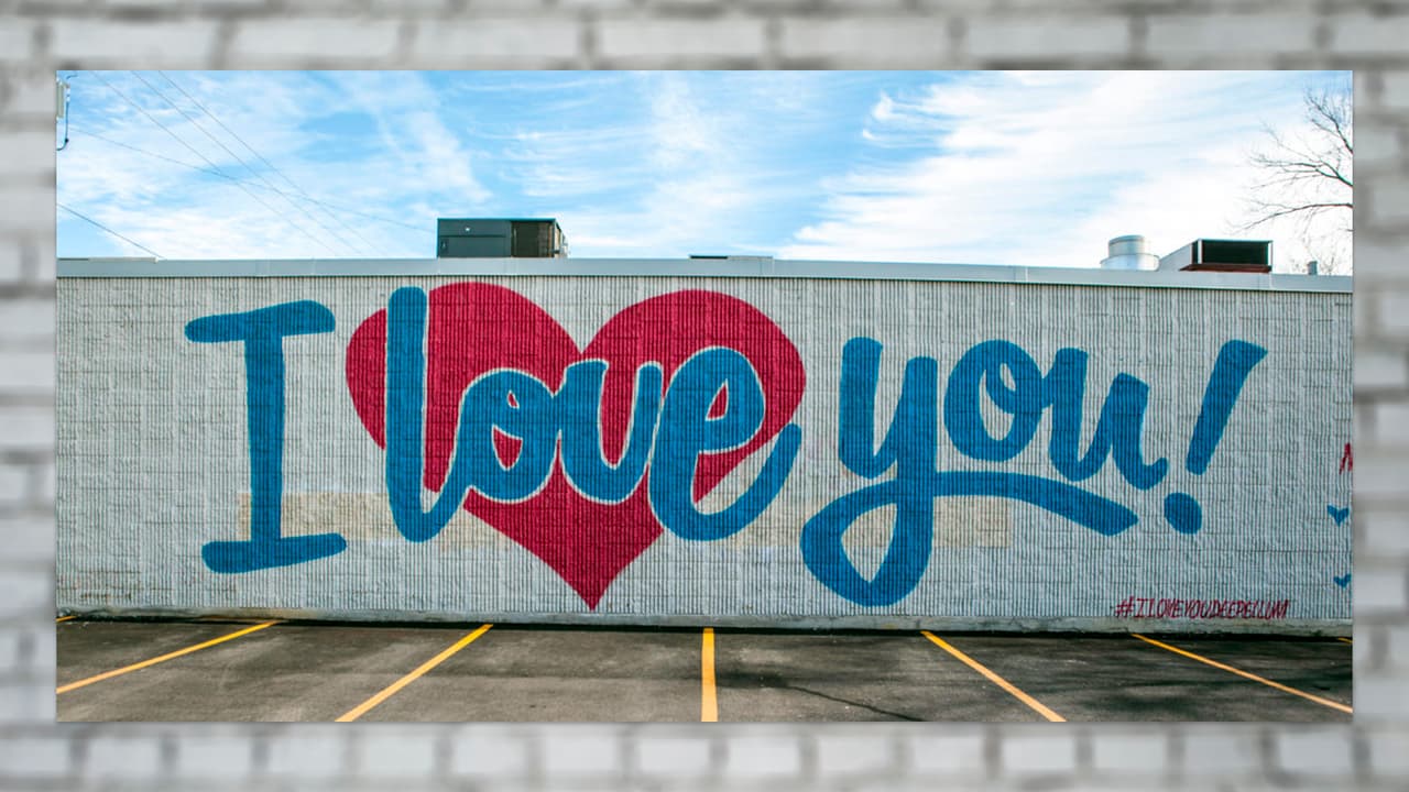 Para despedir este recorrido, ¿qué te parece el lugar ideal para una propuesta amorosa? 
<b>Un Te Amo adorna una de las principales vías del sitio</b>, y aunque no sabemos quién lo realizó, su mensaje se entiende perfectamente. 
<br>📍 Lo puedes encontrar en el 
<b>2912 de Elm Street</b>.