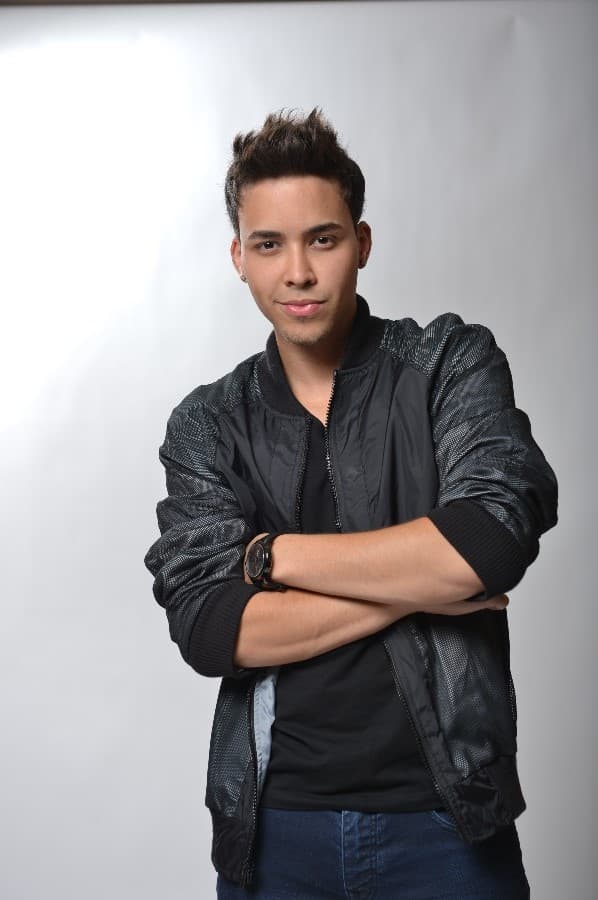 Ese año llegó súper transformado, dejó su colección de gorras encerrada en el clóset y mostró su cabellera con un peinado súper 'cool'.