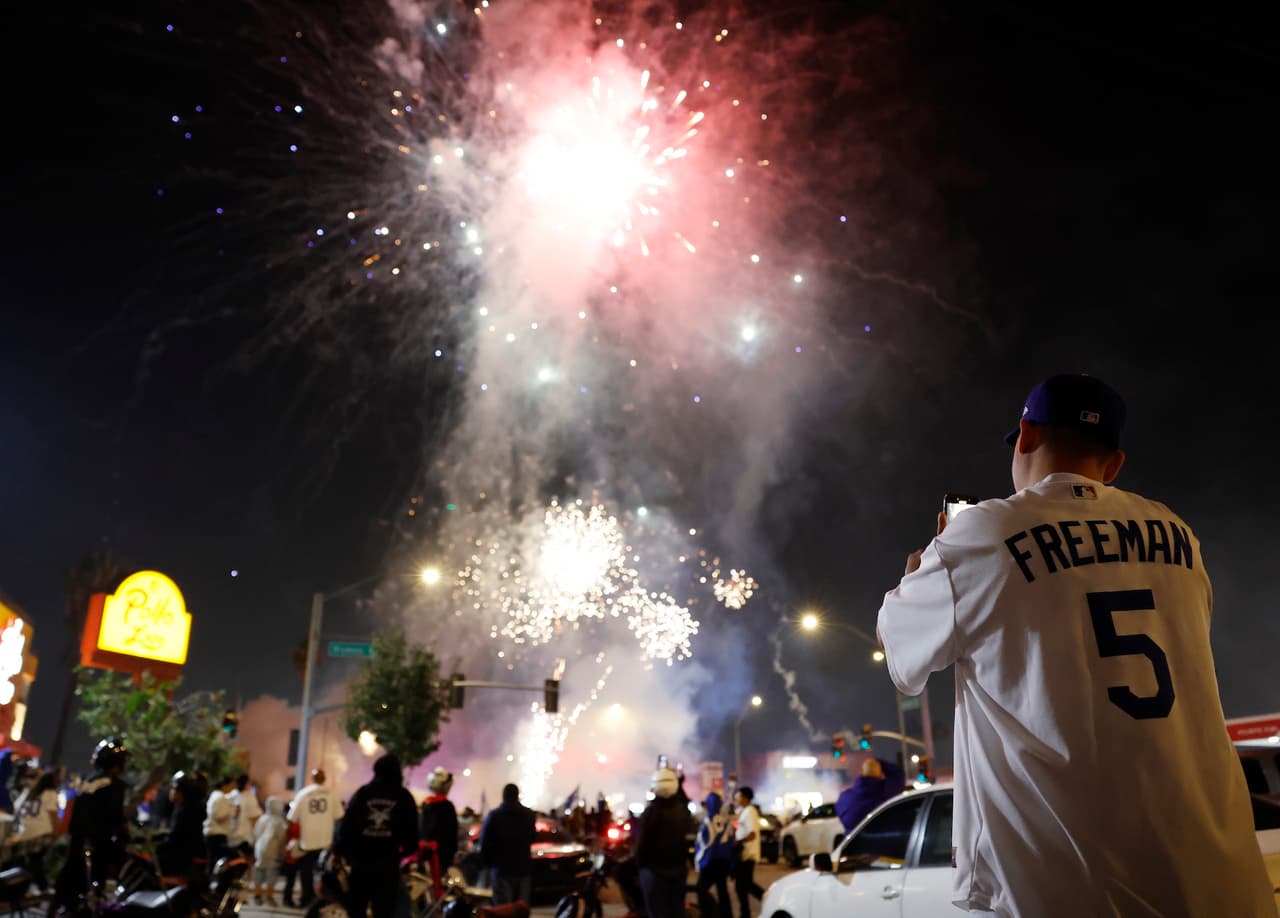 Con esta victoria,
<b>los Dodgers se convirtieron en el primer equipo en dos décadas en lograr títulos consecutivos</b> de Serie Mundial, igualando una hazaña que no se veía desde los Yankees de 2000.