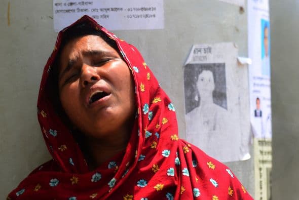 El balance del desplome registrado el pasado 24 de abril en un edificio de la periferia de Dacca que albergaba talleres de confección, volvió a empeorar este viernes al confirmarse la cifra de 501 muertos tras ser rescatados 55 cuerpos más entre los escombros, anunció el Ejército. Ver toda la información