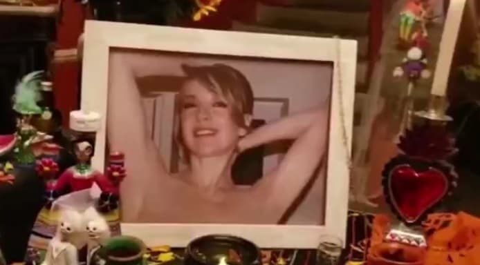 El economista suele recordar de manera constante en sus 
<b><a href="https://www.instagram.com/lazomargain/" target="_blank">redes sociales</a></b> a la primera actriz mexicana. El pasado fin de semana, durante la celebración del 
<b><a href="https://www.univision.com/local/houston-kxln/el-altar-de-dia-de-muertos-una-tradicion-mexicana-para-recordar-a-las-personas-fallecidas-video" target="_blank">Día de Muertos</a></b> en México, publicó un video con 
<b><a href="https://www.univision.com/famosos/lorenzo-lazo-dedica-el-primer-altar-de-dia-de-muertos-a-edith-gonzalez-a-casi-cinco-meses-de-su-fallecimiento-video" target="_blank">un altar dedicado</a></b> a su fallecida esposa.