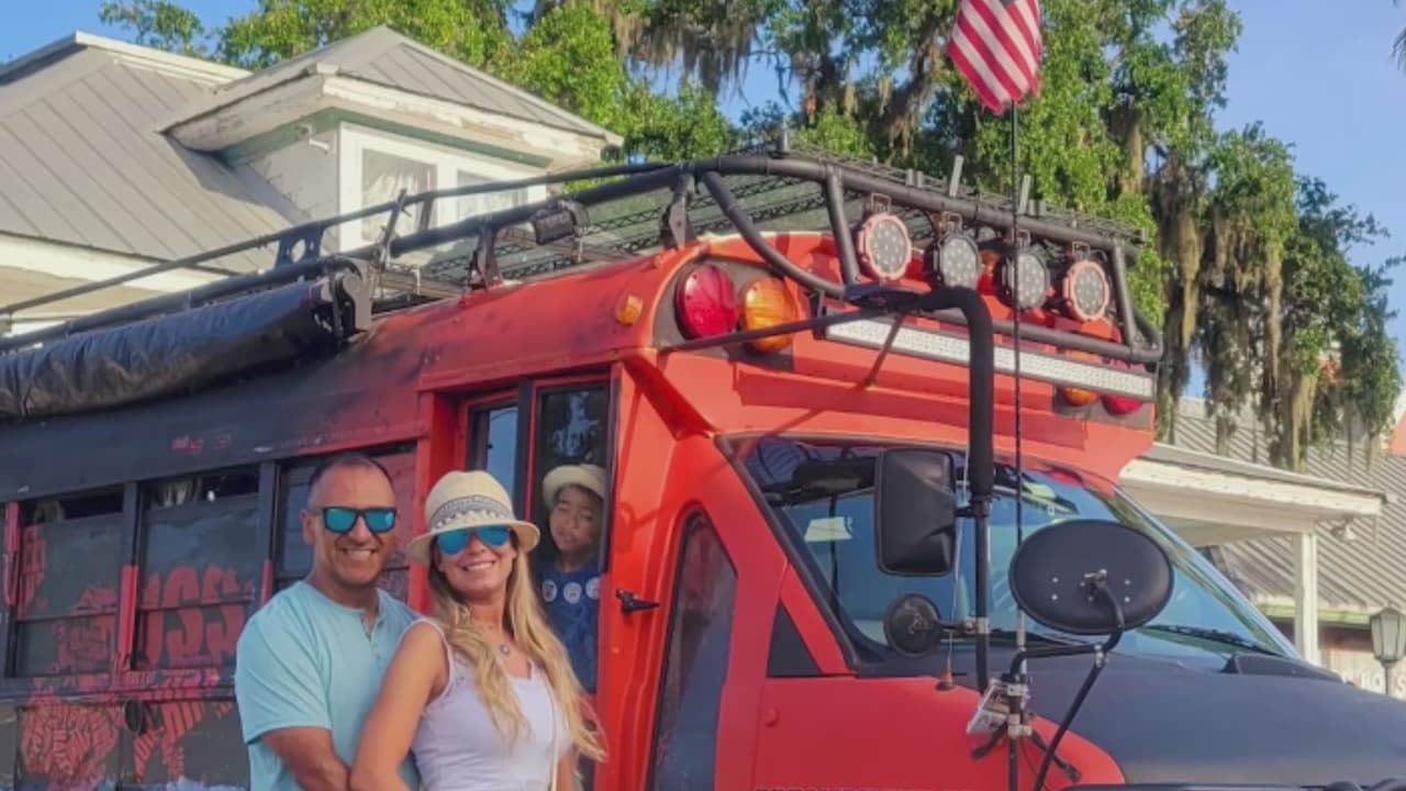 Una familia de Colombia recorre todo el país en un autobús: así viven la aventura