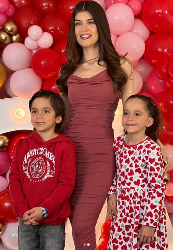 A las tiernas fotografías agregó la frase "My Valentine's".
<br>