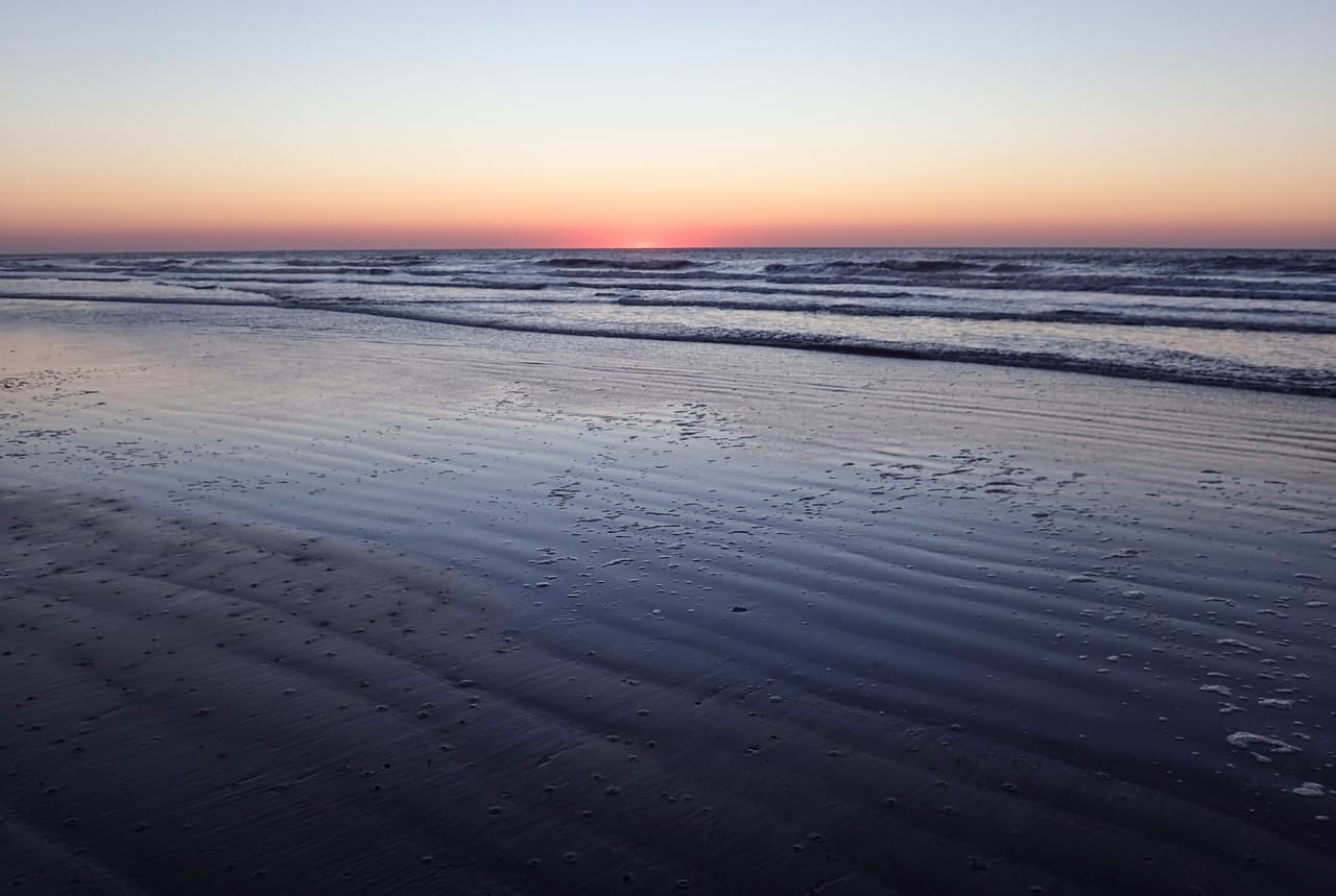 Las tres primeras playas con mayor contaminación durante el 2020 fueron: Cole Park (condado Nueces), Ropes Park (condado Nueces) y 
<a href="https://www.univision.com/local/houston-kxln/muertes-ahogado-rescate-familia-houston-fotos">Surfside (condado Brazoria)</a>.