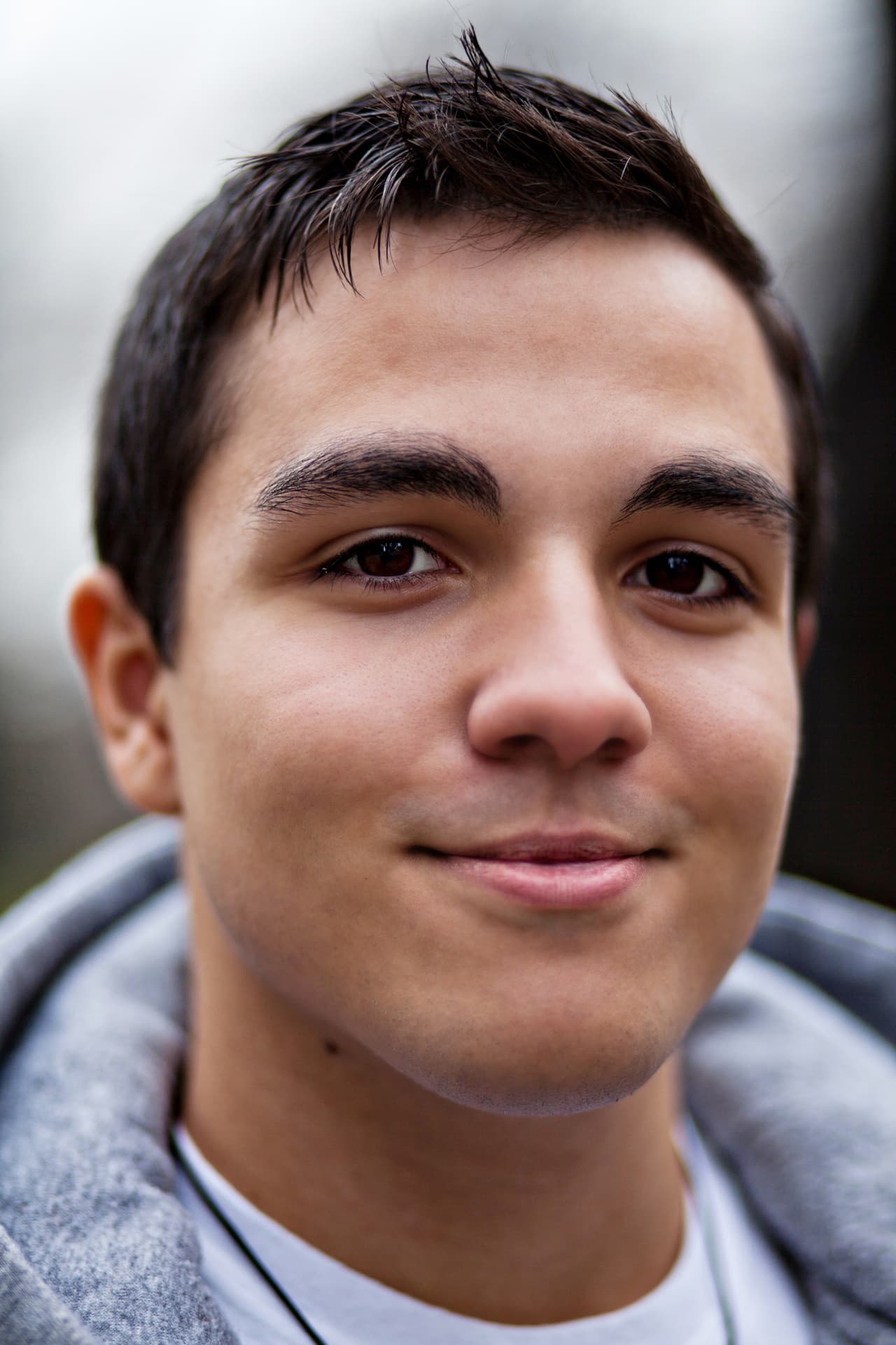 <b>Chris Agudo, activista</b>: “Por algún motivo, de la nada, pensé: 'Déjame encender el teléfono de nuevo'… Lo encendí y vi muchas llamadas perdidas, mensajes de texto y mensajes de voz. Y los revisé y eran de mis papás, mi hermano, mis amigos. Eso me afectó. Me llegó al corazón y fue como si hubiera nacido de nuevo. Fue algo tremendo, lo peor que he llorado en mi vida”.