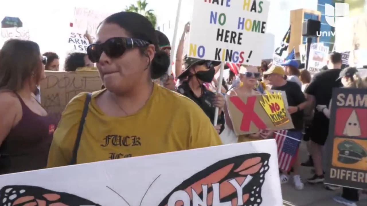 <b>Mensajes contra ICE y deportaciones</b>: se observan carteles que exigen el cese de las detenciones y la reunificación de familias inmigrantes, resaltando historias humanas detrás de cada caso.