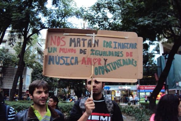 Hubo quienes salieron de sus oficinas e hicieron pancartas de apoyo con el primer material que tuvieron a la mano.