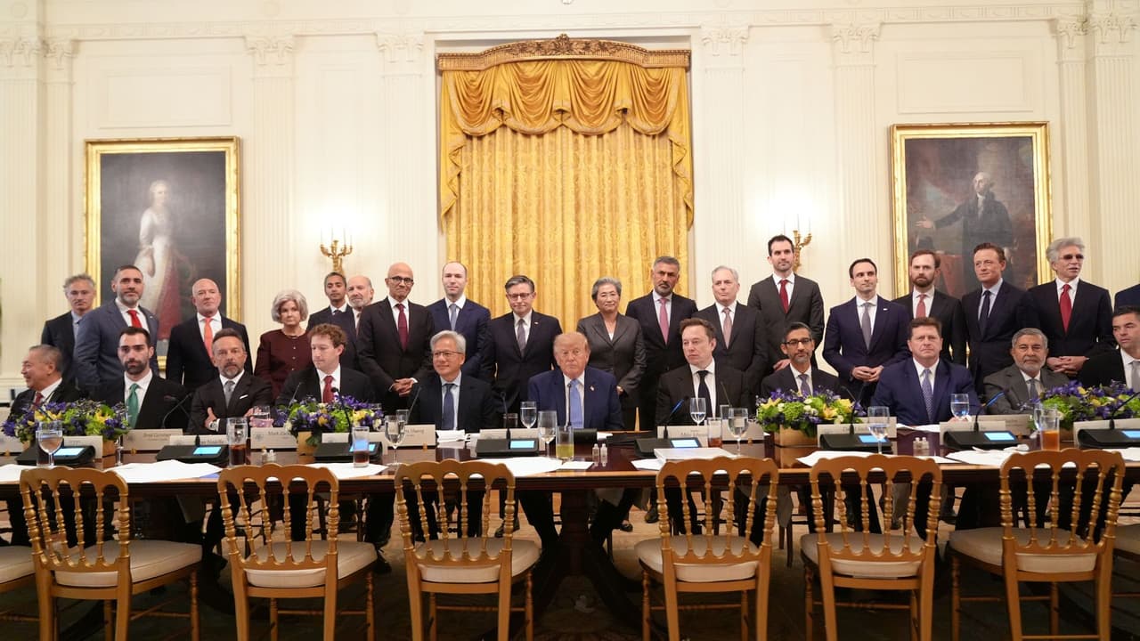 Donald Trump comparte quiénes fueron a su encuentro con líderes de la IA y sus lugares estratégicos en la reunión