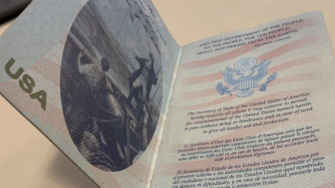 “Para protección de los niños requerimos que los dos papás den permiso para su pasaporte, pero si solo uno de ellos está en el certificado de nacimiento entonces solo se necesita el permiso de ese padre”, explicó Rodríguez.