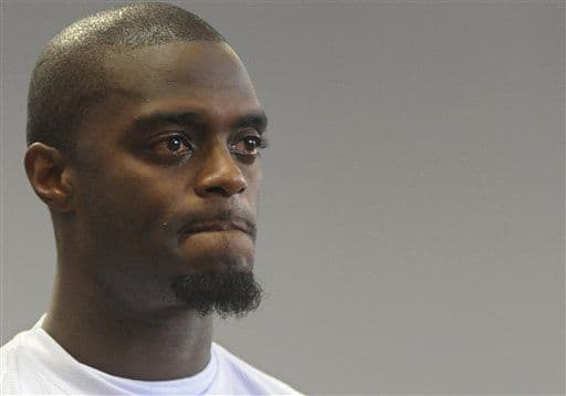 El receptor de los Steelers Plaxico Burress salió doblemente perjudicado de un incidente con armas al ser víctima y culpable al mismo tiempo. Burress fue procesado a dos años de cárcel en el 2009 al haberse disparado él mismo en el muslo, su cargo fue por tenencia ilegal de armas.