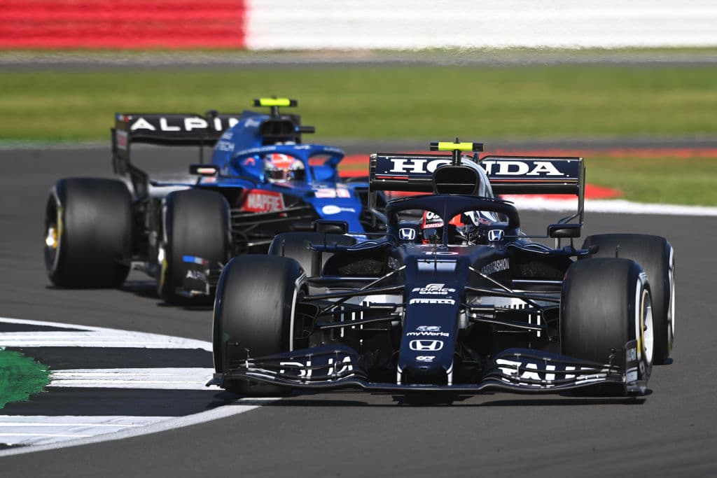 Termina el Grand Prix de Gran Bretaña con un mal sabor de boca. Lewis Hamilton se lleva el podio en casa a pesar de haberle chocado la monoplaza a Max Verstappen de Red Bull y dejarlo fuera de la contienda. Charles Leclerc logra su primer podio en segunda posición y Valtteri Bottas se queda con la tercera plaza. El piloto mexicano Sergio Pérez le roba un punto a Hamilton pero queda en 16.