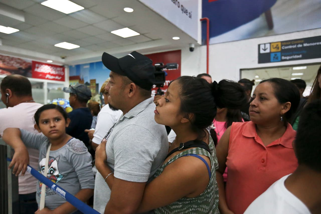 La ansiedad de los dos padres aumentaba a medida que pasaban los minutos.