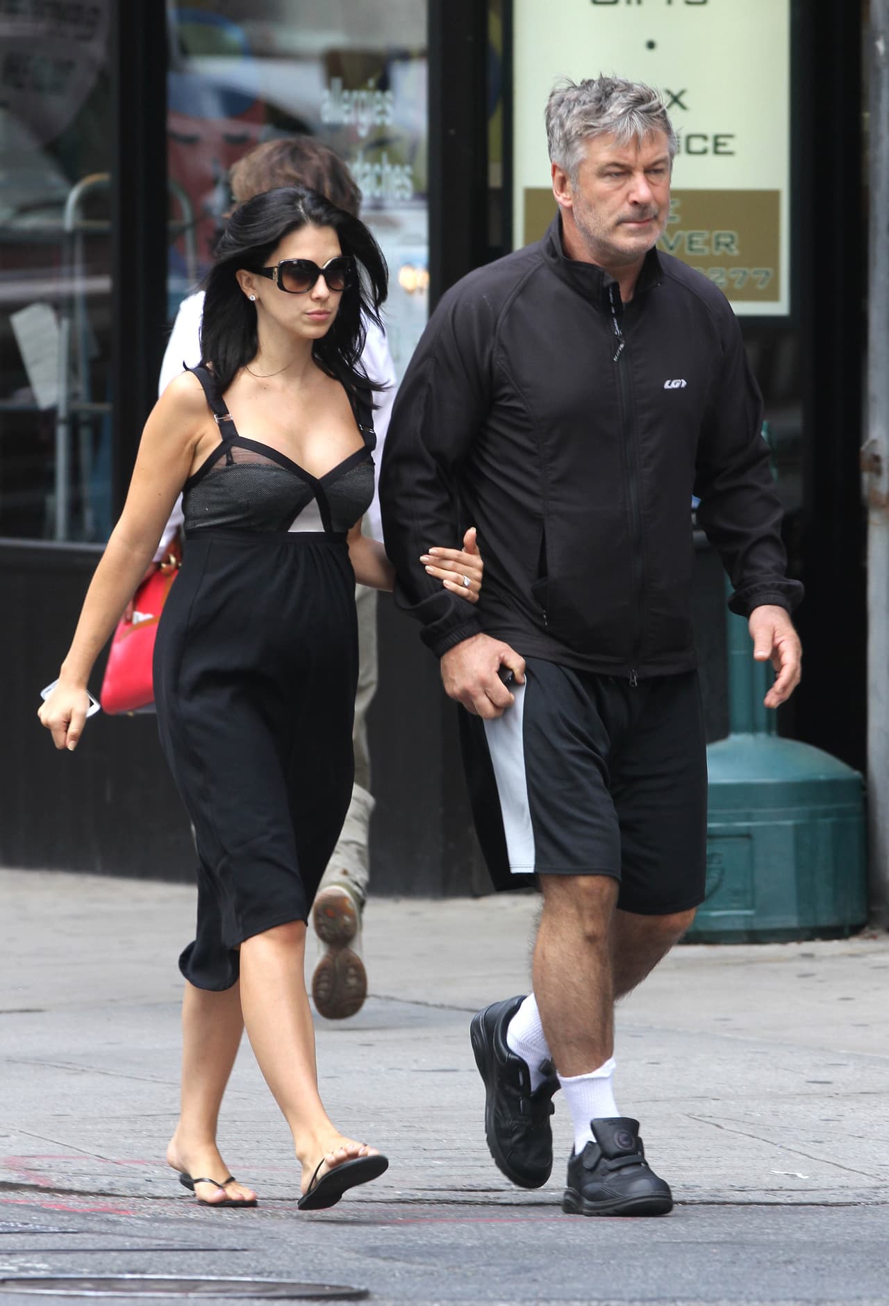 Alec e Hilaria Baldwin paseaban por Nueva York cuando...
