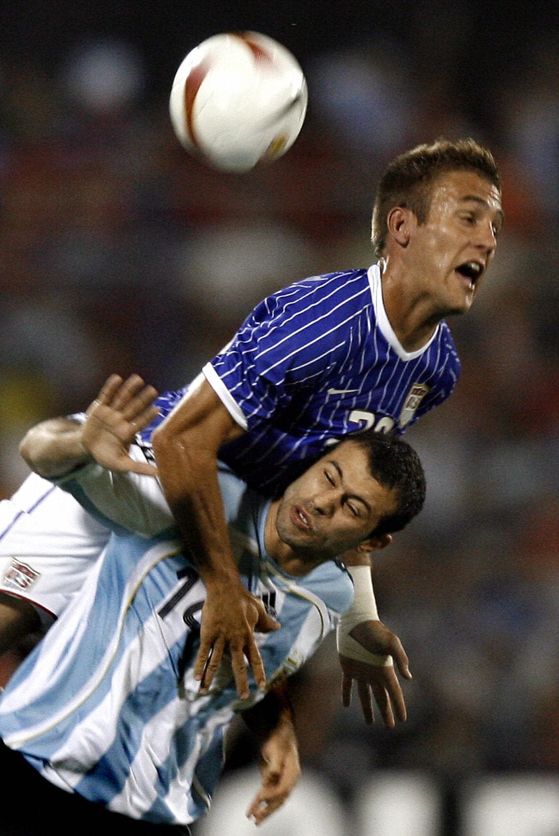 El astro de la selección de EEUU, Taylor Twellman (arriba) debió abandonar la práctica futbolística tras recibir fuertes golpes en la cabeza.