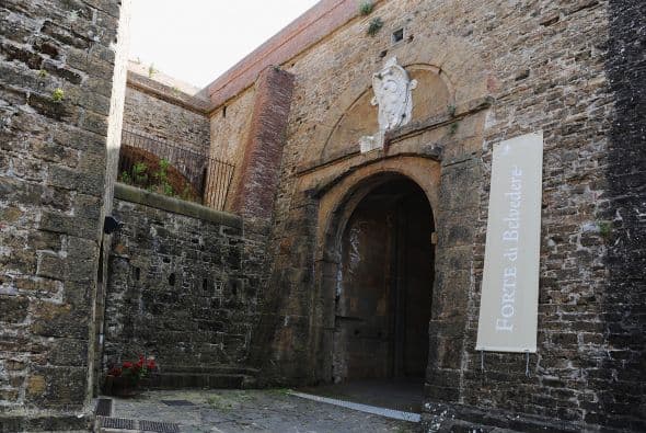 Pero les fue imposible conseguirlo, por lo que se fijaron en este hermosa campiña italiana.Vota aquí por los nominados a Premios Juventud