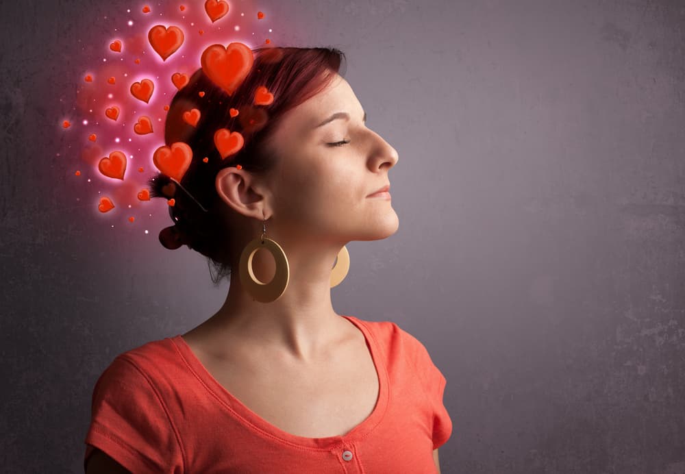 El gran secreto no es vivir sino vivirse plenamente en el aquí y el ahora. Esa persona que se alejó de tu lado sigue pensando en ti, tendrás noticias muy pronto.