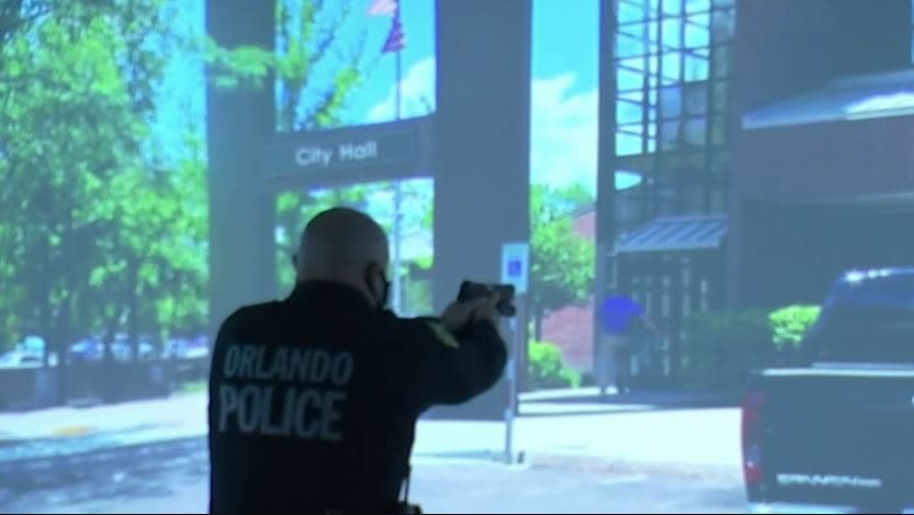 Este es el simulador virtual de reacción y disparo con el que entrena la Policía de Orlando