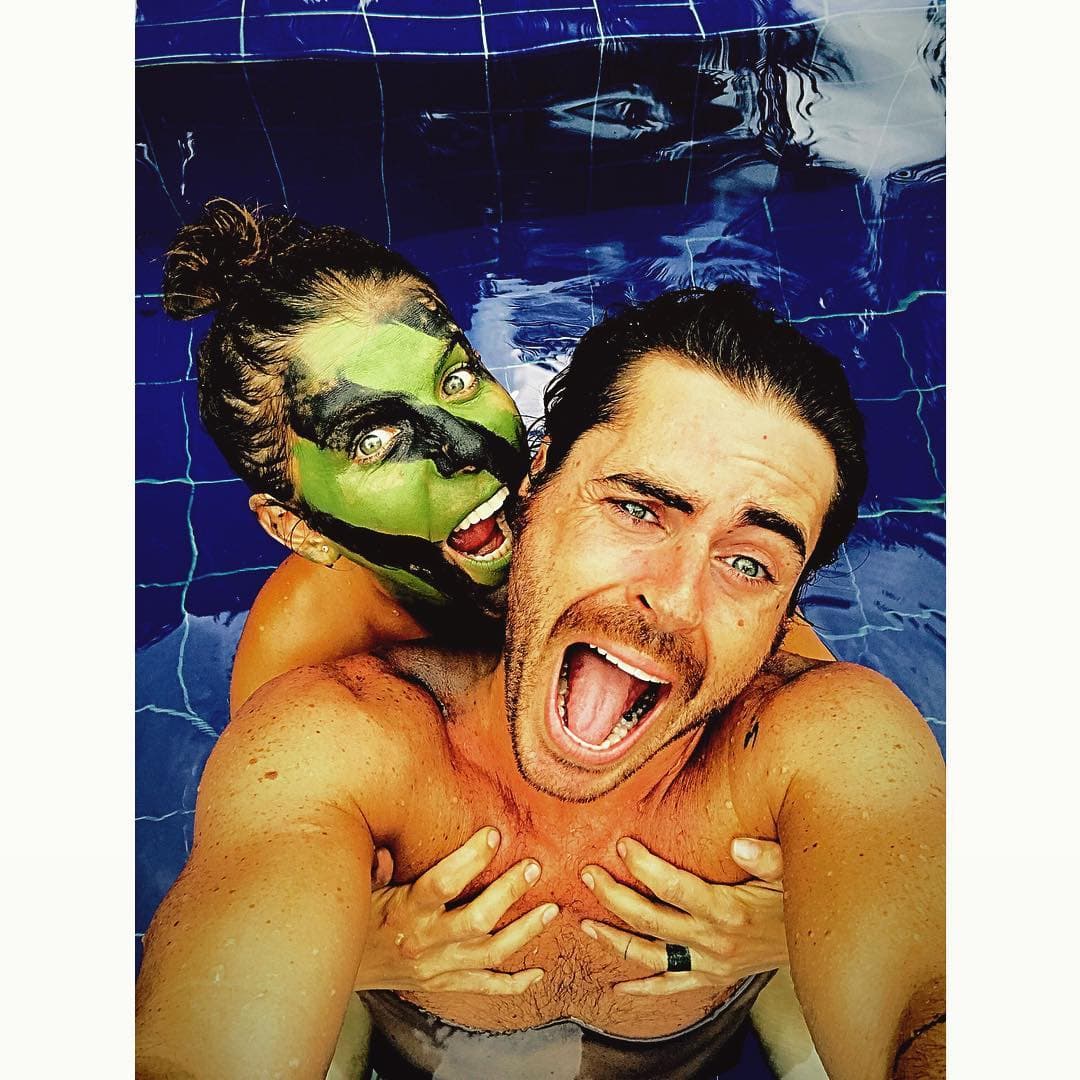 "¿Quién podrá salvarme de la Mujer Caníbal?" se pregunta el actor en esta divertida imagen, en donde la actriz simula morderle la oreja. Sin duda un momento en pareja lleno de diversión.