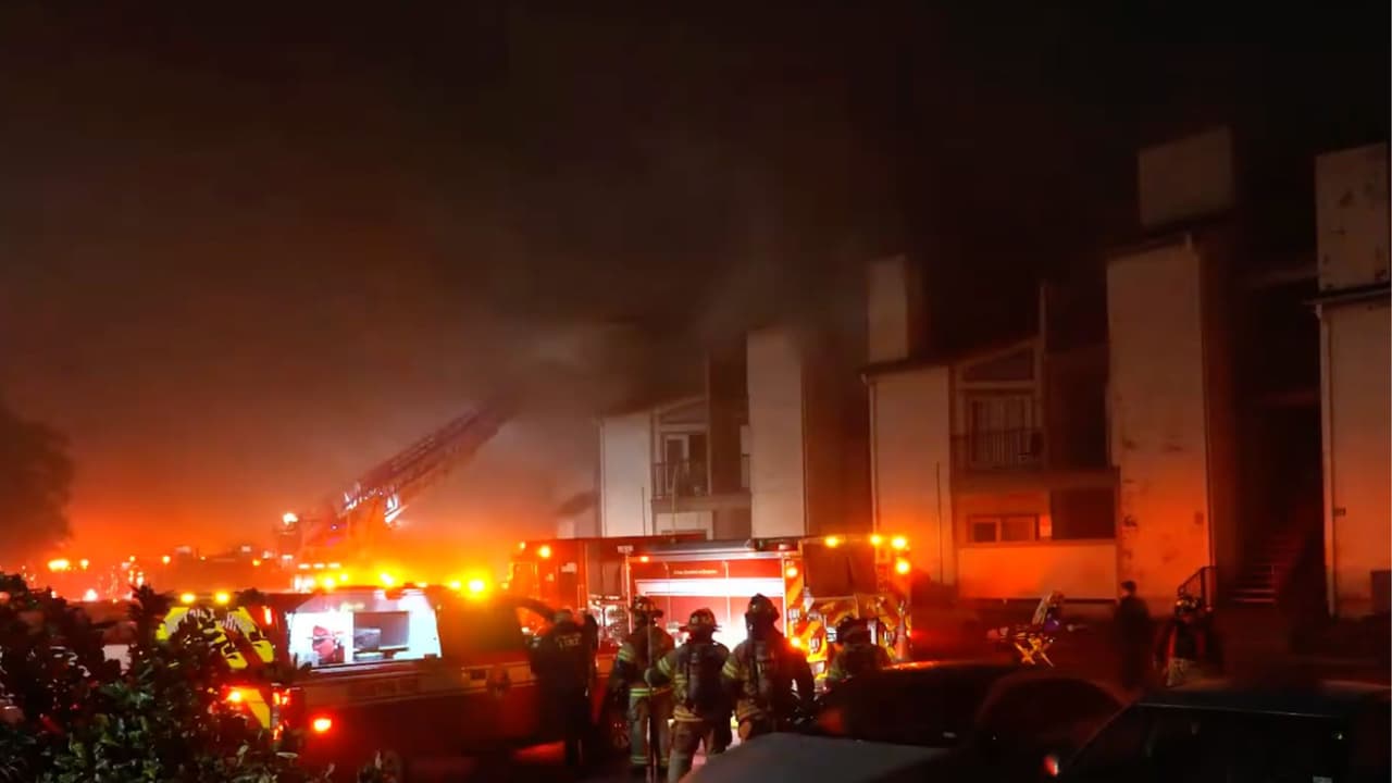 Incendio de 3 alarmas consume 18 apartamentos en Houston; bombero cae durante el operativo