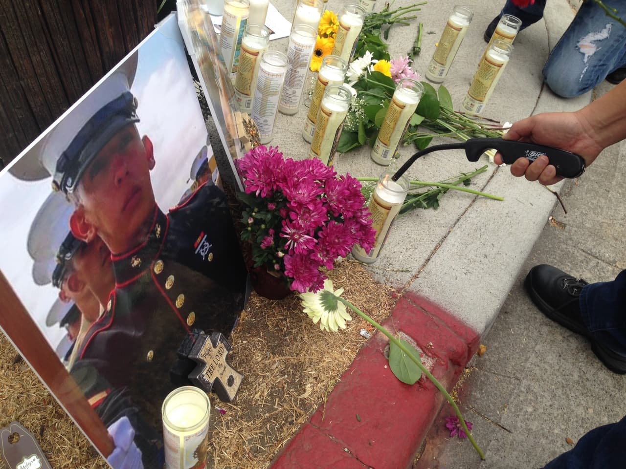 Imagen de la primera vigilia por el marine baleado Carlos Segovia.