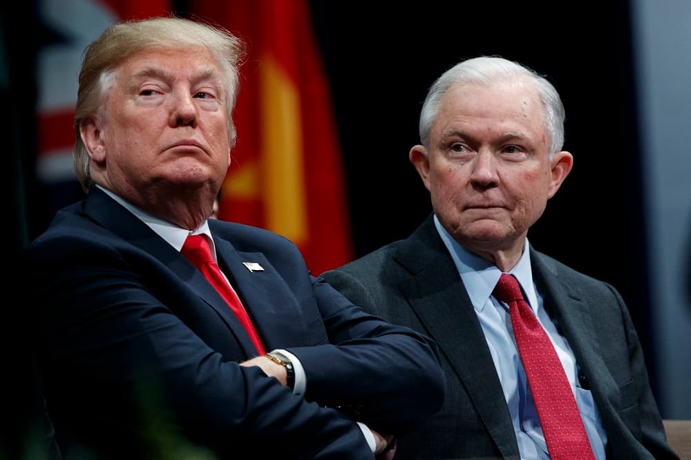 Trump presionó a Sessions para que no se recusara de la investigación del 'Rusiagate', según el NYT